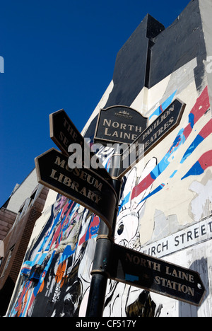 Les plaques de rue et l'art de rue dans le quartier bohème du quartier de North Laine de Brighton. Banque D'Images