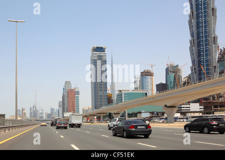 DUBAI - AVRIL 18 : vue générale sur trunk road, des gratte-ciel et de Burj Dubai, 18 avril 2010 À DUBAÏ, ÉMIRATS ARABES UNIS Banque D'Images