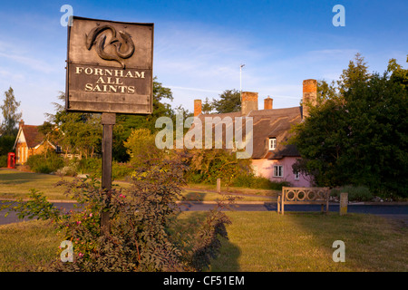 Fornham All Saints village green et signe, dans le Suffolk, UK Banque D'Images