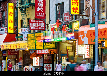 East Broadway dans le quartier chinois, la ville de New York, affiche des signes colorés pour les entreprises chinoises. Banque D'Images