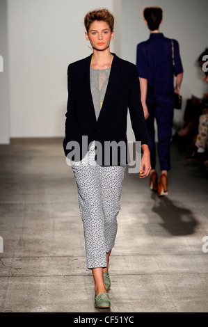 Karen Walker New York pour WearSpringSummer 2012 Banque D'Images