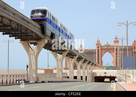 19 AVRIL DUBAÏ Atlantis Hôtel train monorail île artificielle Palm Jumeirah Dubai UAE 19 avril 2010 complètement plus long monorail Banque D'Images