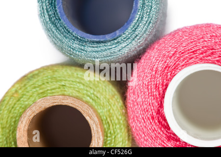 Fragment de trois bobines de fils à coudre de couleur multi-isolé sur fond blanc Banque D'Images