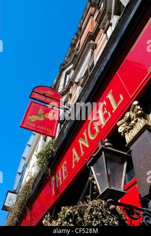 L'Ange public house dans City Road. Banque D'Images