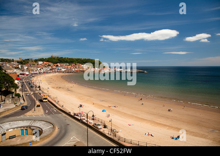 Les gens se détendre sur la plage de South Bay à Scarborough. Banque D'Images