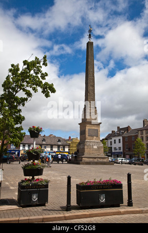 L'obélisque, construit en 1703, au coeur de la Place du marché de Ripon. Banque D'Images