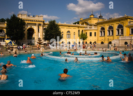 Hongrie, Budapest, Pest, personnes piscine baignade en été dans les bains thermaux Széchenyi, plus grand d'Europe. Banque D'Images