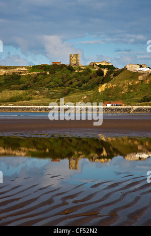 Le Château de Scarborough sur un promontoire dominant la baie du Nord. Banque D'Images