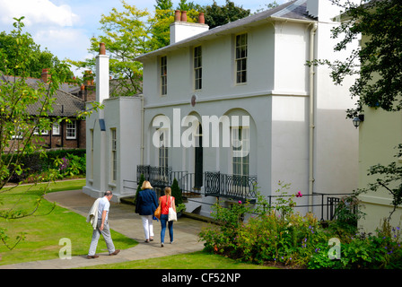 Les visiteurs arrivant à Keats House où le poète John Keats a vécu de 1818 à 1820. Banque D'Images