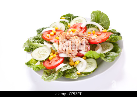 Thon salade maïs tomate et oignon Banque D'Images