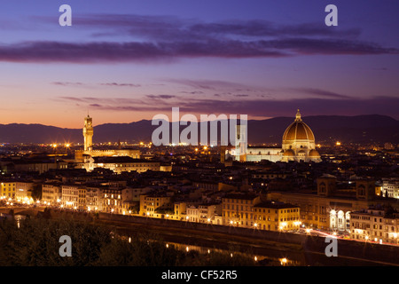 Vue sur le Palazzo Vecchio et le Duomo en lumière du soir à partir de la Piazzale Michelangelo, Florence, Toscane, Italie, Europe Banque D'Images