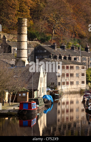 Les chalands amarrés sur le canal de Rochdale à Hebden Bridge de Calderdale. Banque D'Images