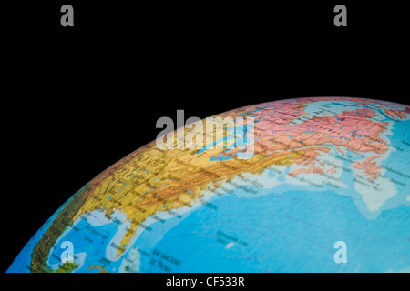 Fragment de globe de monde isolé sur fond noir, globe est illuminée de l'intérieur Banque D'Images