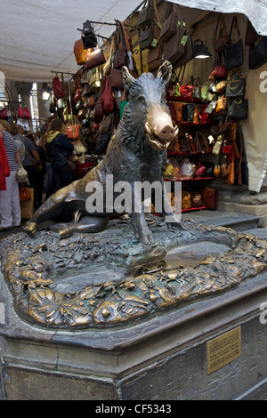 Il Porcellino bronze sanglier, Mercato Nuovo, Florence, Toscane, Italie, Europe Banque D'Images