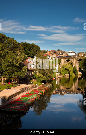 Location de bateaux à rames sur la rivière Nidd. Le Viaduc de Knaresborough, construit en 1851 pour transporter le trafic sur la rampe victorienne Nidd Banque D'Images