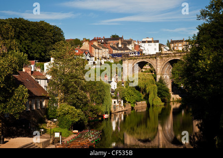 Location de bateaux à rames sur la rivière Nidd. Le Viaduc de Knaresborough, construit en 1851 pour transporter le trafic sur la rampe victorienne Nidd Banque D'Images