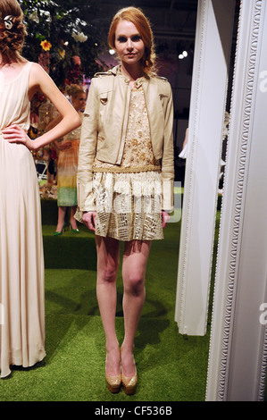 Alice et Olivia New York pour WearSpringSummer 2012 Banque D'Images