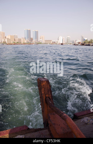 Abra water taxi vue depuis l'autre côté de la gouverne de Creek avec Twin Towers shopping mall et skyline derrière UAE DUBAI EMIRATS ARABES Banque D'Images