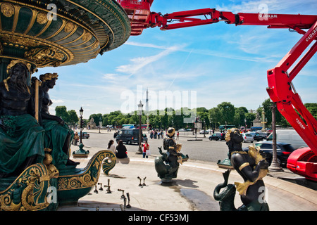 Paris, Place de la Concorde. opérations de maintenance sur la Fontaine de River de Commerce et de navigation. Banque D'Images