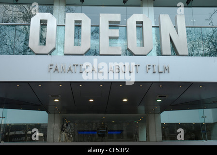 Vue extérieure de l'entrée le cinéma Odeon à Leicester Square. Banque D'Images