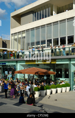 Les visiteurs à l'extérieur du Royal Festival Hall, récemment rénové, sur la rive sud. Banque D'Images
