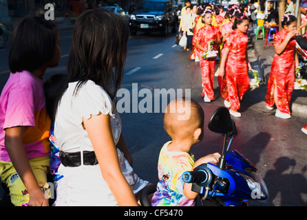 Mère de trois enfants sur la moto regarder défilé pour célébrer le temple local Thaïlande Bangkok Thaïlande Thai asiatique asie Banque D'Images