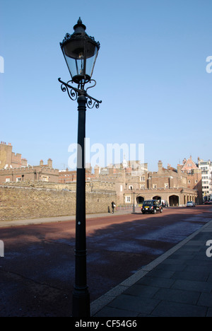Vue de St James's Palace de derrière un lampadaire à Westminster. Banque D'Images