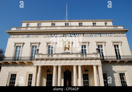 Vue extérieure de l'entrée de l'Athenaeum Club à Waterloo Place à Londres. Banque D'Images