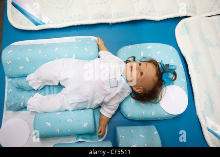 De mannequin enfant réside dans un lit bébé. Vue d'en haut. Banque D'Images