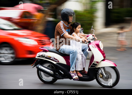 Père avec de jeunes fille le col moto taxis aux couleurs vives de l'Asie Asie Thaïlande Bangkok Thaïlande Thai Traditiional Banque D'Images