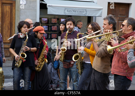 Fiati Sprecati, bande de rue populaire, effectuer dans les rues de Florence, Toscane, Italie, Europe Banque D'Images
