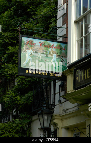 À la recherche jusqu'au panneau pour le Cricketers pub à côté de Richmond Green. Banque D'Images