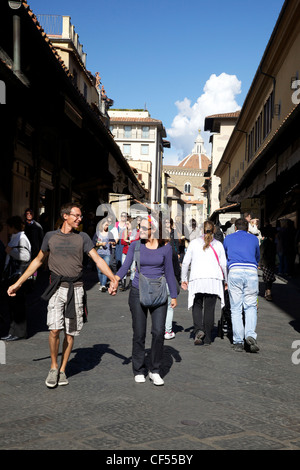 Les visiteurs et les touristes sur le Ponte Vecchio, Florence, Toscane, Italie, Europe Banque D'Images
