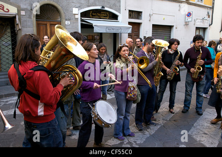 Fiati Sprecati, bande de rue populaire, effectuer dans les rues de Florence, Toscane, Italie, Europe Banque D'Images