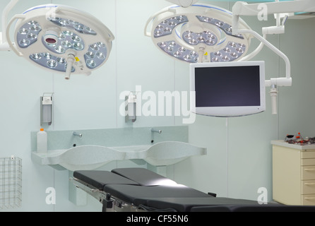L'équipement pour la salle d'opération. Lampes spéciales, de surveiller et de bureau. Banque D'Images