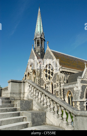 Un ciel bleu toile de fond à l'école publique de herse chapelle et escalier en pierre. Banque D'Images