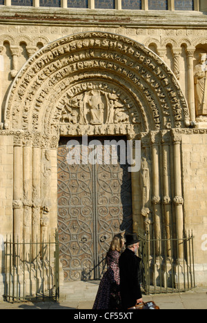 Un couple en costume de Dickens en passant en face de la porte Ouest de la cathédrale de Rochester. Banque D'Images