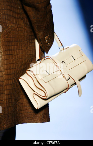 Hermes Paris Prêt à Porter Automne Hiver blanc détail cuir sac à main, et doublure matelassée couleur olive Banque D'Images