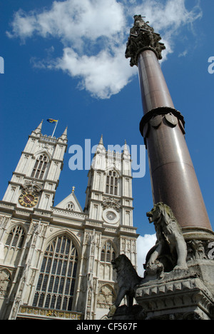 L'aspect de l'ouest de l'abbaye de Westminster et à proximité colonne commémorative. Banque D'Images