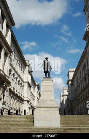 Une statue de Clive de l'Inde avec des édifices gouvernementaux sur le roi Charles Street. Banque D'Images