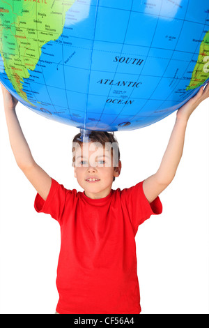 Garçon en chemise rouge holding big inflatable globe sur sa tête isolé Banque D'Images