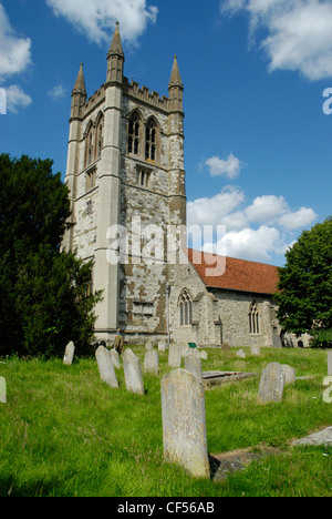 Vue de Saint Andrews Parish Church et cimetière à Farnham. Banque D'Images