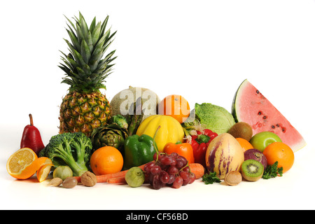 Groupe d'un assortiment de fruits et légumes o isolé sur fond blanc Banque D'Images