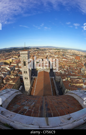 Vue du haut de la coupole de Brunelleschi pour le campanile de Giotto, à Clocher de Duomo, Florence, Toscane, Italie, Europe Banque D'Images