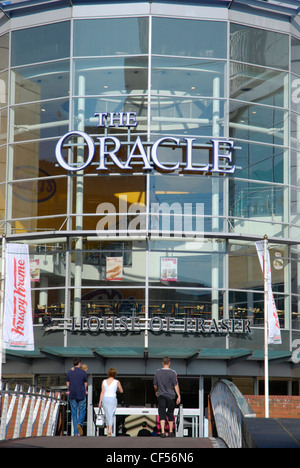 La façade en verre et entrée de la centre commercial Oracle à Reading. Banque D'Images