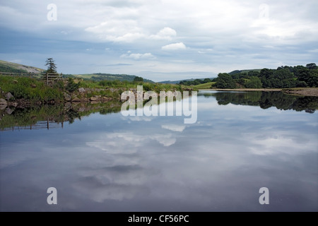 Les Cumulus reflétée dans la rivière Swale, Reeth, Yorkshire, Angleterre Banque D'Images