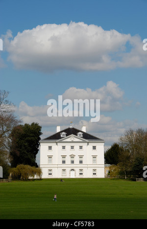 Recherche à travers le parc pour le Marbre Hill House à Twickenham. Banque D'Images