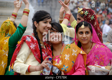 Danseuses sikh en costumes traditionnels colorés au 2008 le Vaisakhi Festival du nouvel an sikh. Banque D'Images