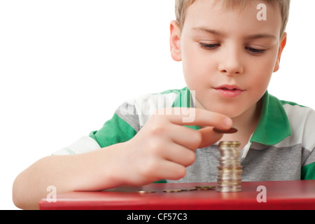 Boy in striped T-shirt empiler jusqu'coins isolé sur fond blanc Banque D'Images