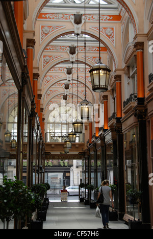 En regardant l'intérieur voûté de la Royal Arcade dans Old Bond Street. Banque D'Images